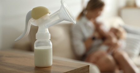 Borítókép: Felmondott a munkahelyén, hogy szoptatni tudja a pasiját