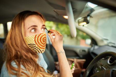 Borítókép: Így szedd ki a sminknyomokat és a rúzsfoltot a textil arcmaszkból