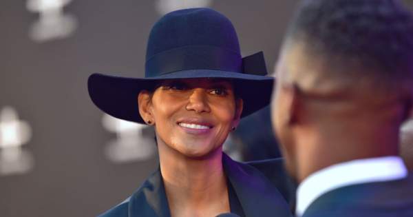 Borítókép: Halle Berrynek jól áll a szerelem – 20 évet simán letagadhatna!