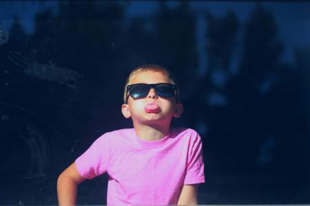 Borítókép: Eredetileg a fiúk hordtak rózsaszínt – mikor és miért cserélődtek meg a nemek színei? 