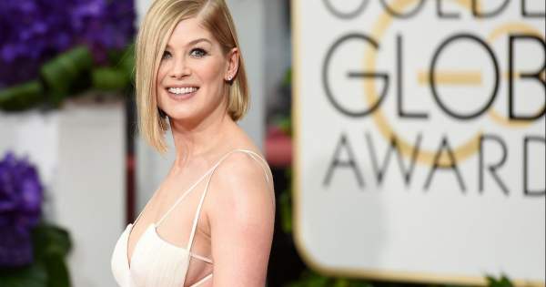 Borítókép: ﻿Rosamund Pike levetette a plakátot, amin nagyobbra photoshoppolták a melleit