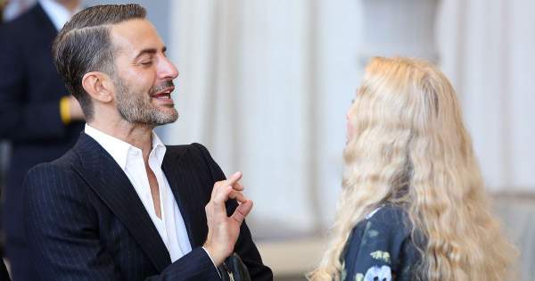 Borítókép: Bizarr, de fontos szelfitrend terjed – Marc Jacobs is lőtt egyet!