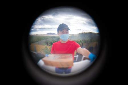 Borítókép: Ha a futárjaink mesélni tudnának: Képzelt riport Lalival, a csomagkézbesítővel