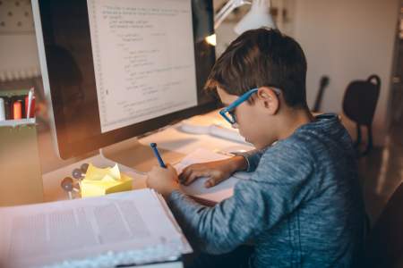 Borítókép: "Küzd a gyerek, a szülő, a tanár." Helyzetjelentés a digitális oktatás frontvonalából - az első hét végén