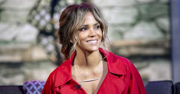 Borítókép: Az 54 éves Halle Berry átlátszó crop topban és csípőszoknyában mutatta meg bomba alakját