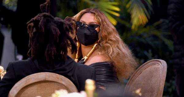 Borítókép: Beyoncé már annyira menő, hogy a gravitáció is megirigyelné - Csak tudnánk hogy csinálja, amit a maszkjával csinált?!