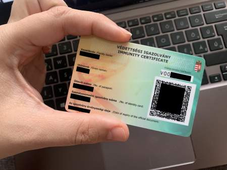 Borítókép: Mire jó a védettségi igazolvány? Jó egyáltalán valamire? Utánajártunk!