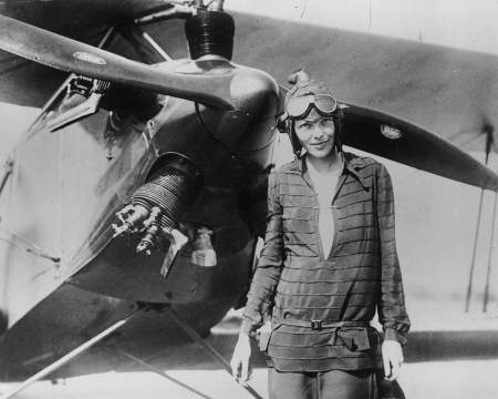 Borítókép: Hétköznapi hősnők a nagyvilágból: Amelia Earhart, a rejtélyesen eltűnt pilótanő és a csontváz a fa alatt