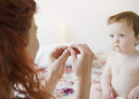 Borítókép: Akár már 6 hónaposan képes jelbeszéddel kommunikálni velünk a babánk, amíg nem indul be a beszédfejlődés