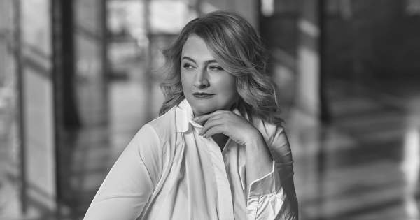 Borítókép: Legyen Divat a Női Vezető! - Vanó-Huszár Enikő: "A női mivoltot nem eltakarni, hanem éppen hangsúlyozni kellene."