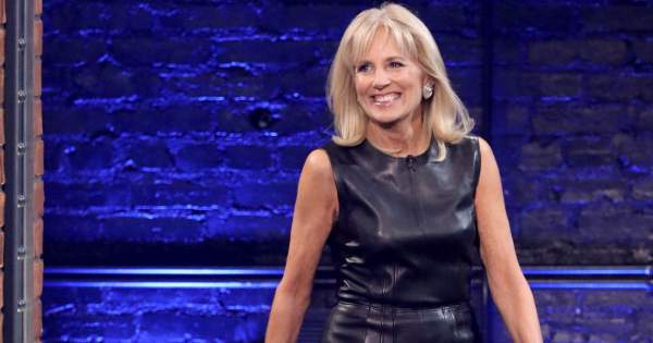 Borítókép: A fist ladyt a harisnyája miatt szedték darabokra a konzervatív kommentelők - valóban ennyire vérlázító lenne?!