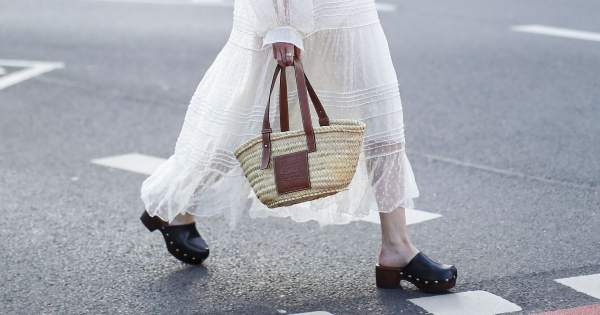 Borítókép: Ez lesz a 2022-es nyár egyik legmegosztóbb trendje: Visszatérnek a klumpák!