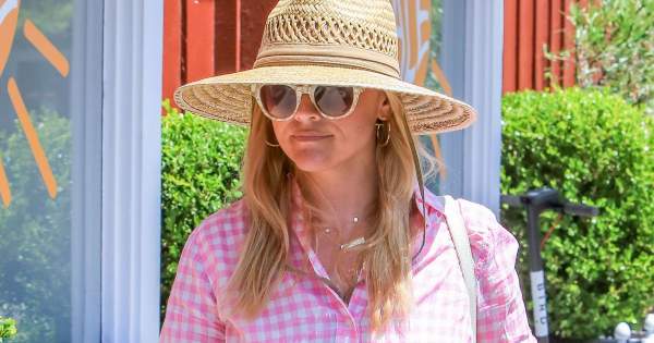 Borítókép: Kopizd le a stílusát! Reese Witherspoon ruhája tökéletes választás tavaszra