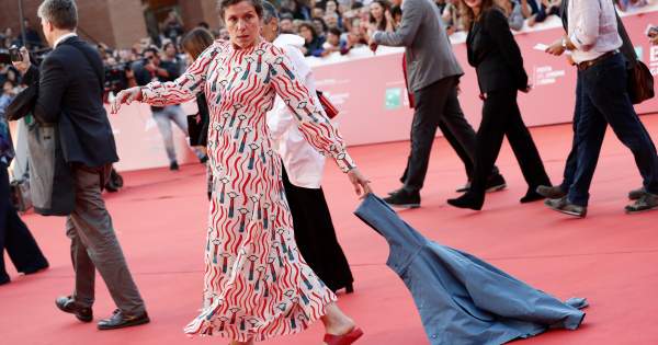 Borítókép: Hollywood legőszintébb arca, és a papucsa a védjegye