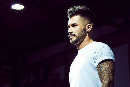 Borítókép: Húsvágó bárddal vág hajat, ventillátor ráccsal igazít fazont - Megtaláltuk a legőrültebb fodrászt