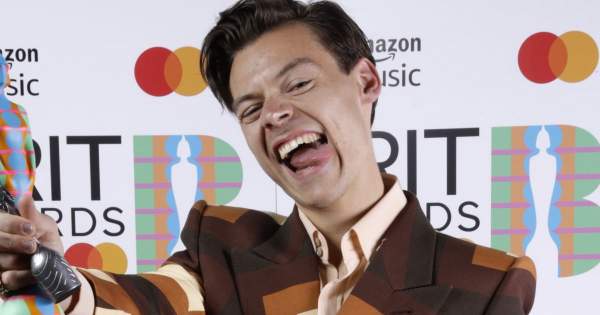 Borítókép: Sok nő ölne azért a szettért, amit Harry Styles tegnap este viselt a BRIT Awardson