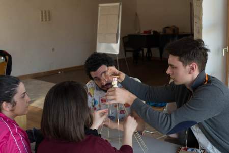 Borítókép: Oktatási trénerek segítették a gyerekek visszatérését az iskolapadba az online oktatásból 