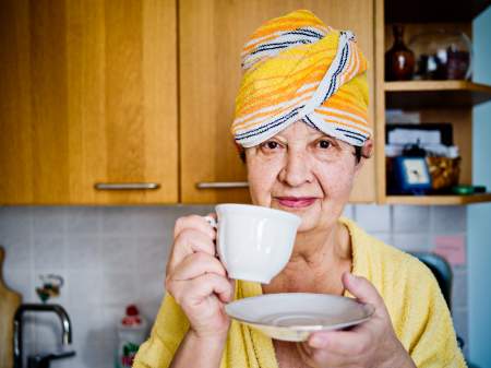 Borítókép: Drága Mama, ezt tényleg nem kellett volna! Szemeteskuka, használtcipő és még 8 kellemetlen ajándék az anyóstól