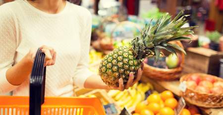 Borítókép: Tudtad, hogy egyetlen mozdulattal meg tudod állapítani, hogy érett-e az ananász?