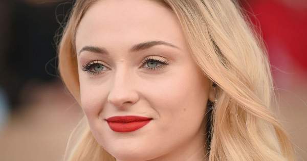 A nyár legmenőbb frizuráját választotta a Trónok harca csillaga, Sophie Turner