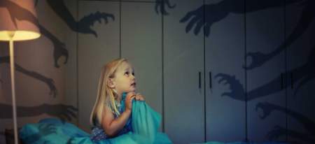 Borítókép: Fél a kutyáktól? Az úszástól? A sötéttől? Vagy bármi mástól? Akkor így segíts a gyerekednek legyőzni a fóbiáit!