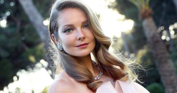 Borítókép: Szinte teljesen meztelenül mutatta meg magát a várandós Mihalik Enikő