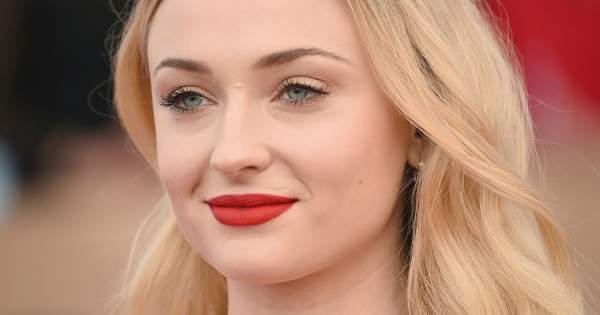 Borítókép: A nyár legmenőbb frizuráját választotta a Trónok harca csillaga, Sophie Turner