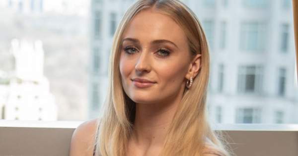 Borítókép: Sophie Turner coming outolt? Legújabb posztja lázban tartja a világot