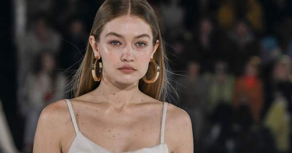Borítókép: Gigi Hadid felsője a legjobb példa arra, hogy a nyári kötöttek tényleg menők