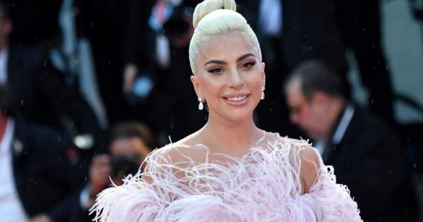 Borítókép: Lady Gaga vadító szelfije megér egy misét: nem semmi fotón pózol