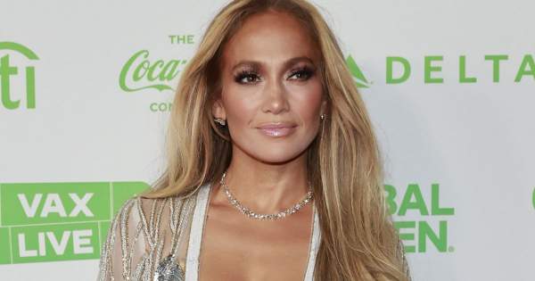 Borítókép: Szerencsés az a férfi, akit Jennifer Lopez egy ilyen szettben vár otthon