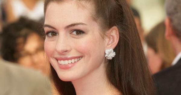 Borítókép: Anne Hathaway mázlija: egy hollywoodi csillag HÁROMSZOR utasította el Az ördög Pradát visel főszerepét