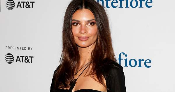 Borítókép: Éppenhogy csak visszatért a vörös szőnyeges időszámítás, és Emily Ratajkowski rögtön hasat villantott