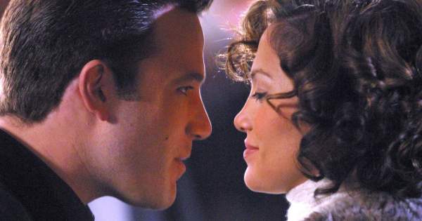 Borítókép: Videó készült Jennifer Lopez és Ben Affleck csókcsatájáról: Nem bírják levenni a kezüket egymásról!