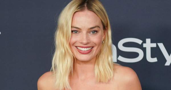 Borítókép: Így kell ezt csinálni! Margot Robbie visszafogottan és stílusos villantott  James Corden műsorában