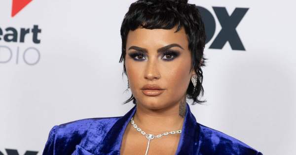 Borítókép: Végre fény derült rá, hogy miért vágta le a haját Demi Lovato