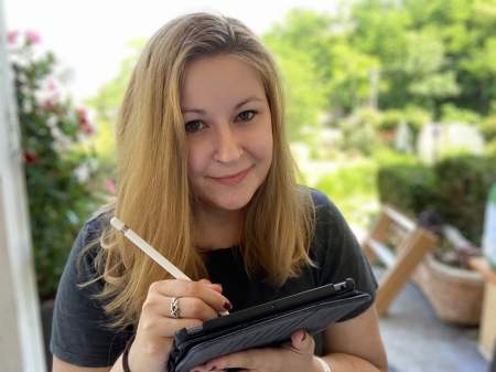 Borítókép: "Valamit tennem kellett, hogy újra önmagam legyek!" - Vicces családi rajzaival ereszti ki a gőzt az ikres magyar anyuka