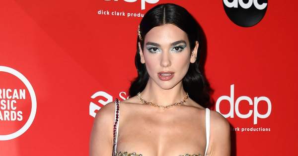 Borítókép: Dua Lipa szuperszűk szettben szexiskedett a Pride hónap alkalmából