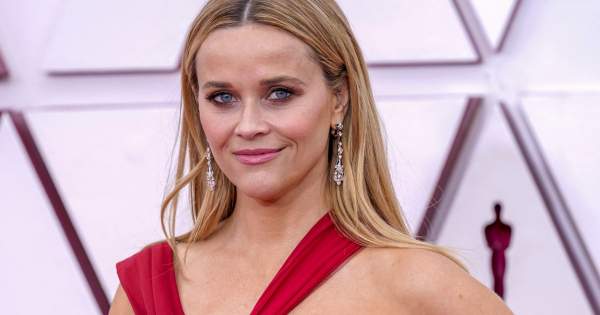 Borítókép: Így érte el 46 évesen a tökéletes bikinialakot Reese Witherspoon