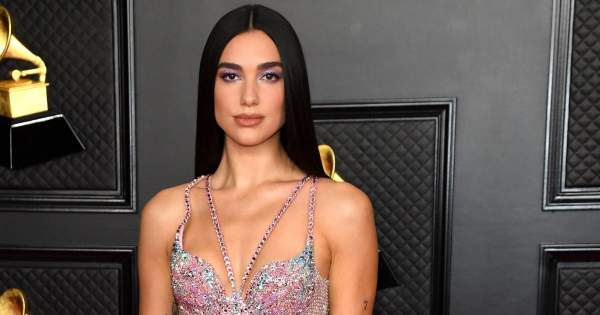 Borítókép: Még az is lehet, hogy ez lesz az ősz új hajtrendje?! Dua Lipa frufruval és új hajszínnel pózol a Versace kampányképein