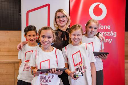 Borítókép: „Meg kell tanítani a gyerekeket arra, hogy kritikusak legyenek” - Interjú Váczi Dorkával