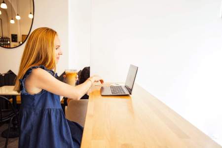 Borítókép: "Az egész úgy kezdődött, hogy világgá mentem" Dr. Szabó Orsi, a digitális nomád édesanya története