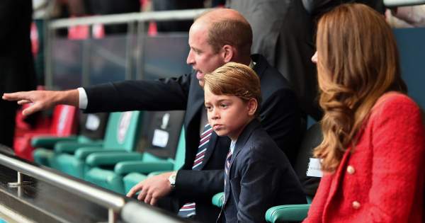 Borítókép: Mennyire cuki! György herceg öltönyben szurkolt első Eb-meccsén, és felrobbant az internet