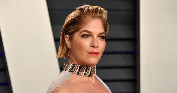 Borítókép: Kopizd le a stílusát: Selma Blair sárga ruhája nemcsak stílusos, de tökéletes viselet is a nyári forróságban