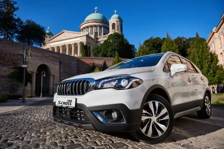 Borítókép: A Fehér a mi Zsuzsink - Avagy hogyan találtuk meg a számunkra tökéletes családi autót?