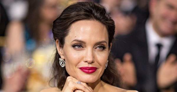 Borítókép: Angelina Jolie ezzel akar odaszúrni Brad Pittnek? Fiatal énekessel randizott a díva
