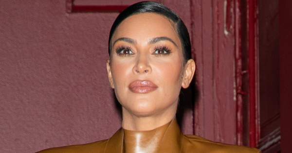Borítókép: Kim Kardashian kimagyarázta, miért látogatta csipkés kombinéban a Vatikánt