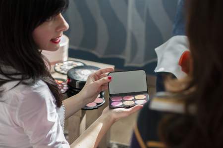 Borítókép: Turcsányi Marcsi: "A stílusos megjelenésen túl, tudatosságra és önazonosságra is tanít egy jól megválasztott szín"