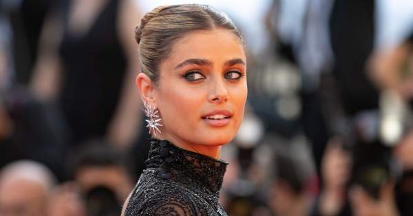 Borítókép: Így kell villantani: Taylor Hill cannes-i ruhája mindenkit levett a lábáról