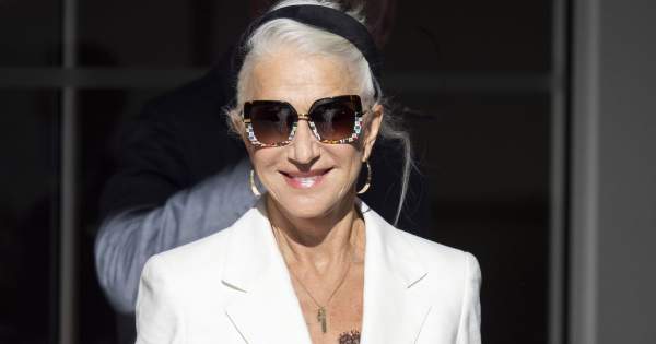 Borítókép: Helen Mirren bemutatja: Így kell stílusosan sportcipőt viselni, ha elmúltál már 50